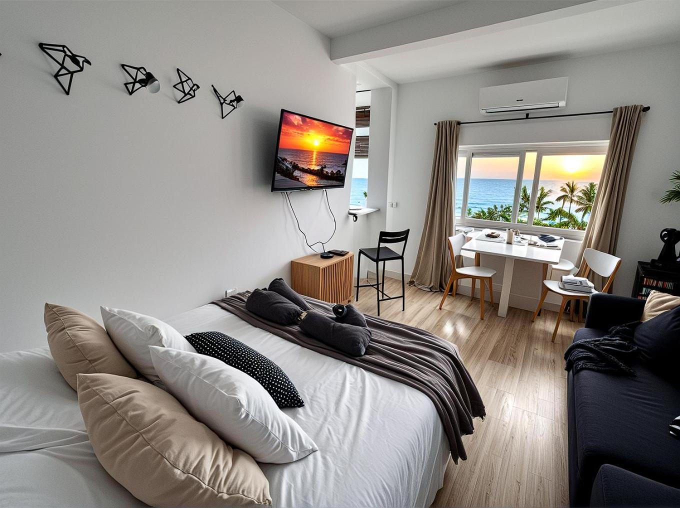 Beachfront Studio ,The View Calahonda, Panoramic Sea Views Sitio de Calahonda Exterior photo